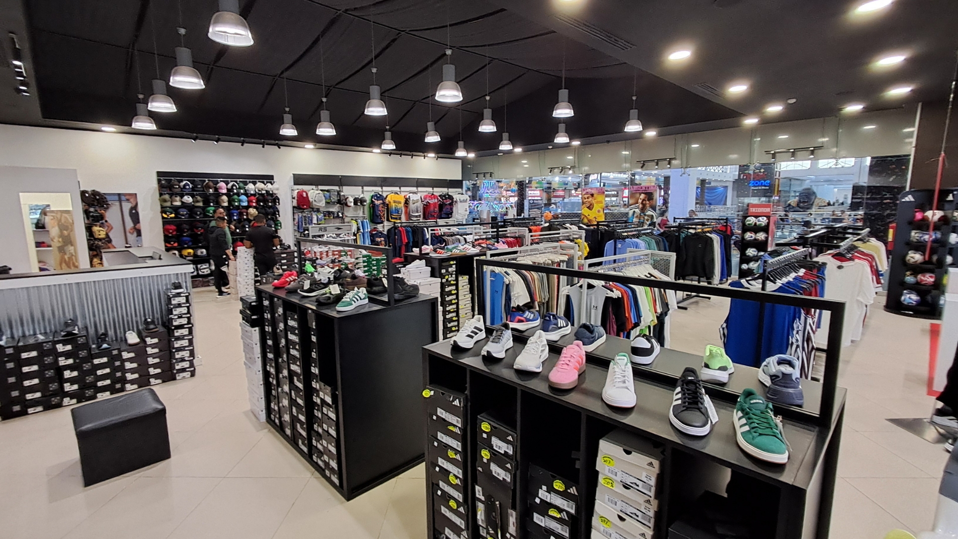 Vista interna - tienda retail Grupo Gilar